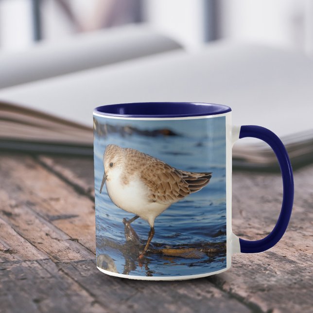 Caneca Um Sanderling Perambulante (Wandering Sanderling on Shore 11 oz Coffee Mug Cover Photo.)