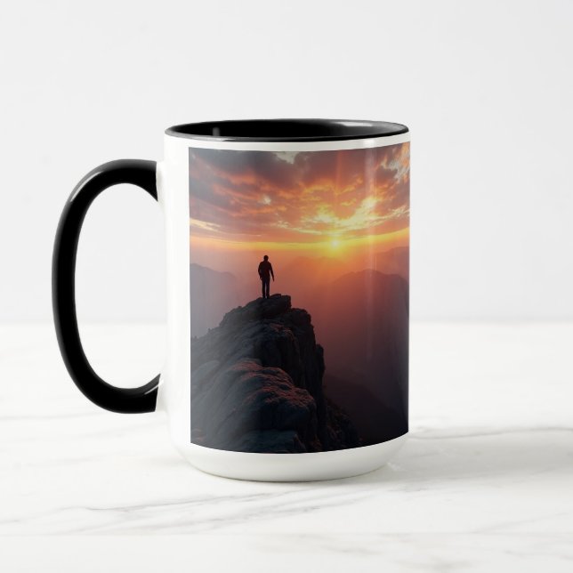 Caneca Um sol majestoso visto do pico da montanha (Esquerda)
