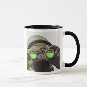 Caneca Um soldado afegão varreu o horizonte