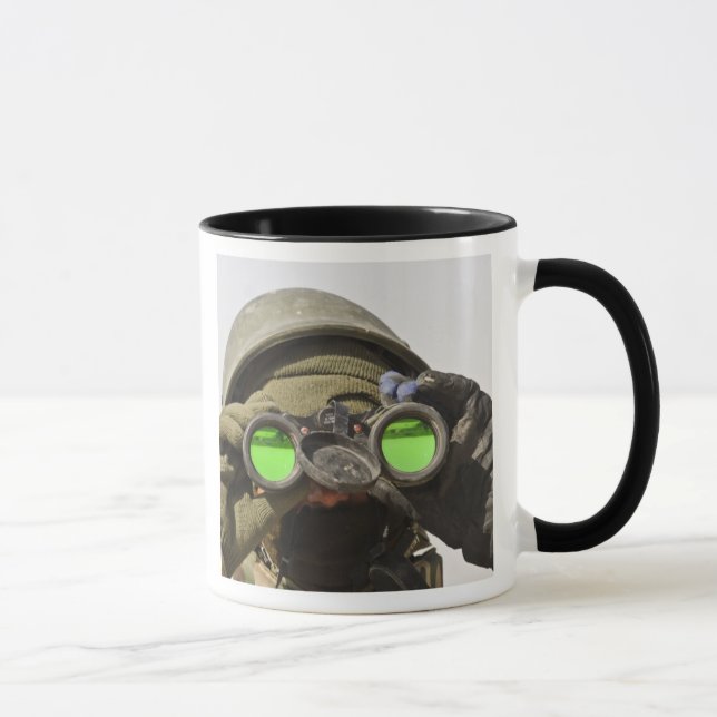 Caneca Um soldado afegão varreu o horizonte (Direita)