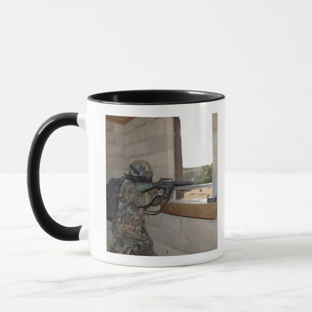 Caneca Um soldado atua como força de oposição (Esquerda)