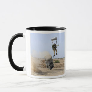 Caneca Um soldado cai na zona