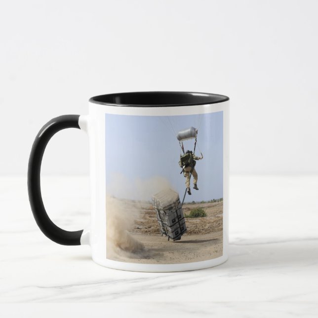 Caneca Um soldado cai na zona (Esquerda)