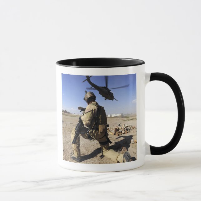 Caneca Um soldado conduz a segurança para um HH-60 (Direita)
