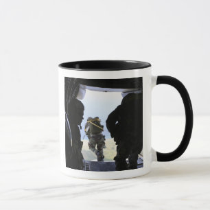Caneca Um Soldado executa um salto de linha estática