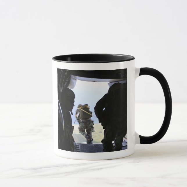 Caneca Um Soldado executa um salto de linha estática (Direita)