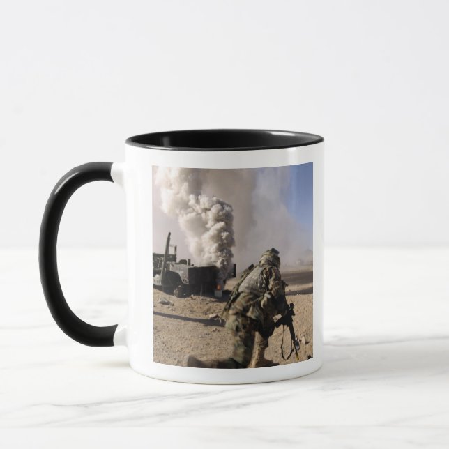 Caneca Um Soldado reage a um explosivo controlado (Esquerda)