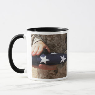 Caneca Um soldado segura bandeira dos Estados Unidos