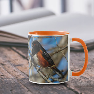 Caneca Um Towhee manchado em uma árvore