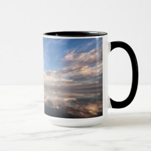Caneca Um veleiro solitário nas águas calmas de Salton