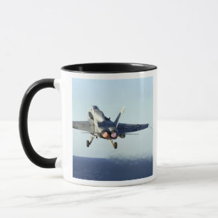 Caneca Um zangão de F/A-18C lança-se da plataforma de v