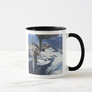 Caneca Uma aeronave F-15C Eagle fica atrás de uma KC-135R