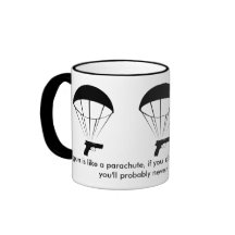 Uma arma é como um paraquedas! Excelente Mug!