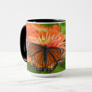 Caneca Uma Borboleta Vice-Rei em Zínias Laranja