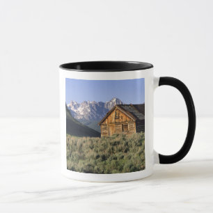 Caneca Uma cabana de madeira e as montanhas Sawtooth em