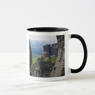 Caneca Uma caminhada pelas ruínas do Castelo de Belogradc