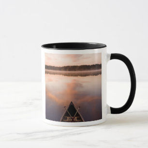 Caneca Uma canoa repousa na margem do lago Pawtuckaway