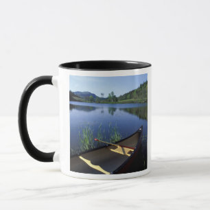 Caneca Uma canoa repousa na margem do Little Long Pond