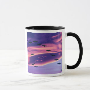 Caneca Uma composição fotográfica de grous-da-areia em vo