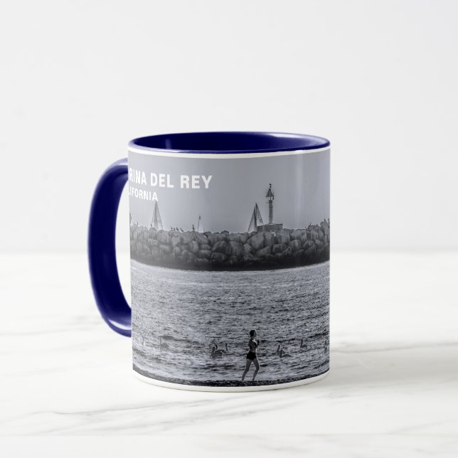 Caneca Uma Corrida de Praia. Marina Del Rey, CA Mug (Frente Esquerda)