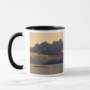 Caneca Uma equipe de canoa outrigger pratica na costa