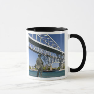 Caneca Uma estátua de Thomas Edison pelo artista local Mi