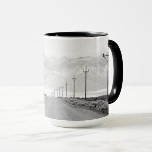 Caneca Uma estrada solitária e montanhas das linhas