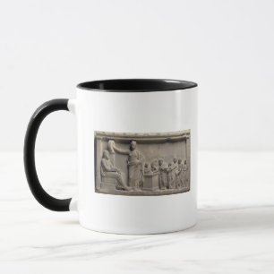 Caneca Uma família que sacrifica um touro a Asclepius