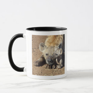 Caneca Uma fêmea manchou a hiena e o seu filhote, Kruger