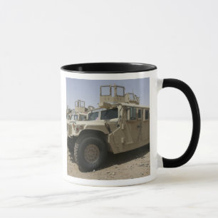 Caneca Uma fileira dos humvees das forças armadas Polic