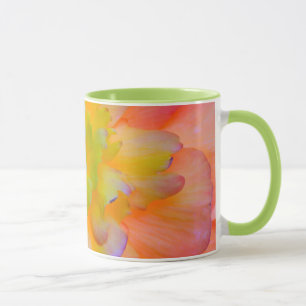 Caneca Uma flor de begônia radiante e iluminada por trás