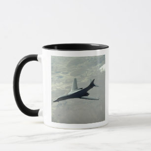 Caneca Uma Força Aérea dos EUA B-1B Lancer numa patrulha