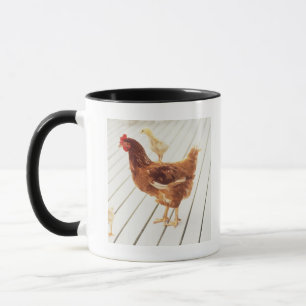 Caneca Uma galinha e dois pintinhos em um assoalho de