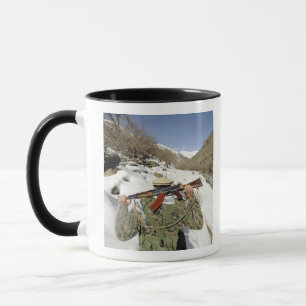 Caneca Uma Guarda Mujahadeen caminha com o membro militar