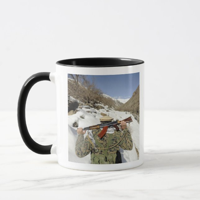 Caneca Uma Guarda Mujahadeen caminha com o membro militar (Esquerda)