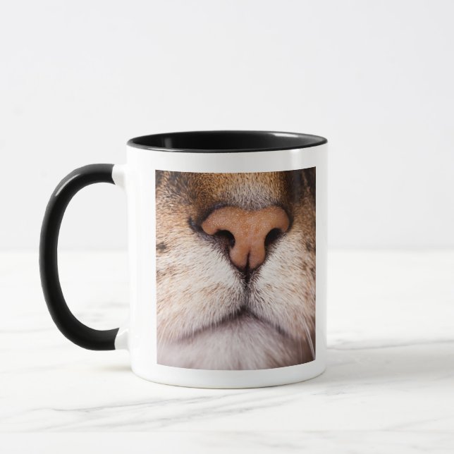Caneca Uma imagem macro do nariz e da boca de um gato (Esquerda)