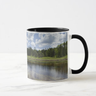Caneca Uma lagoa imóvel que reflete as nuvens