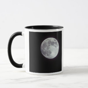 Caneca Uma lua cheia brilhante em um céu noturno negro.