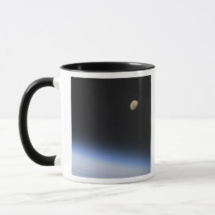 Caneca Uma lua gigante visível acima da atmosfera terrest