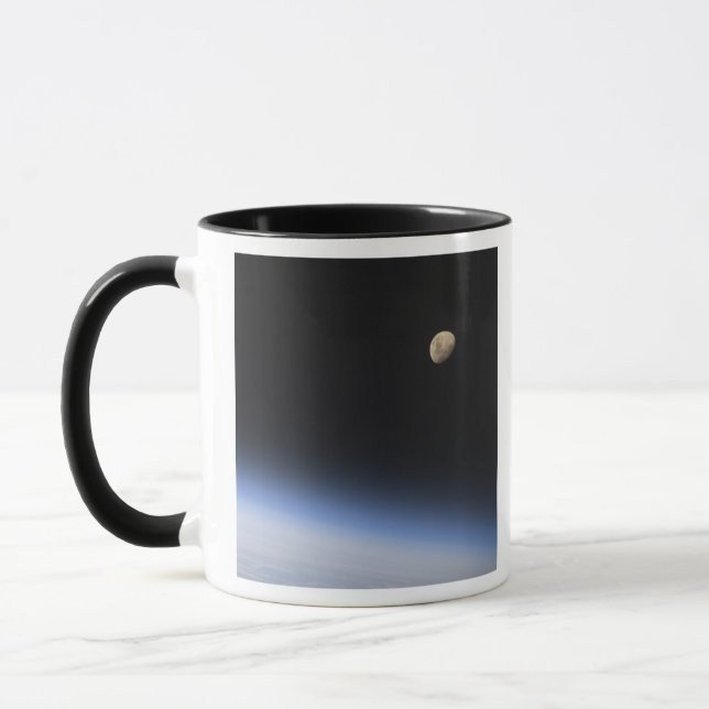 Caneca Uma lua gigante visível acima da atmosfera terrest (Esquerda)