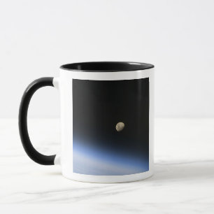 Caneca Uma lua gigante visível sobre a atmosfera da Terra