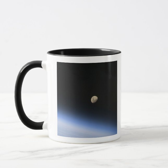Caneca Uma lua gigante visível sobre a atmosfera da Terra (Esquerda)
