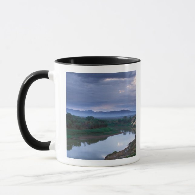 Caneca Uma manhã tempestuosa, com nuvens ameaçadoras (Esquerda)