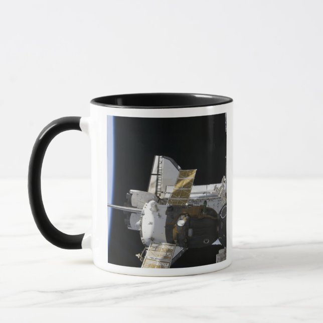 Caneca Uma nave espacial Soyuz atracada (Esquerda)