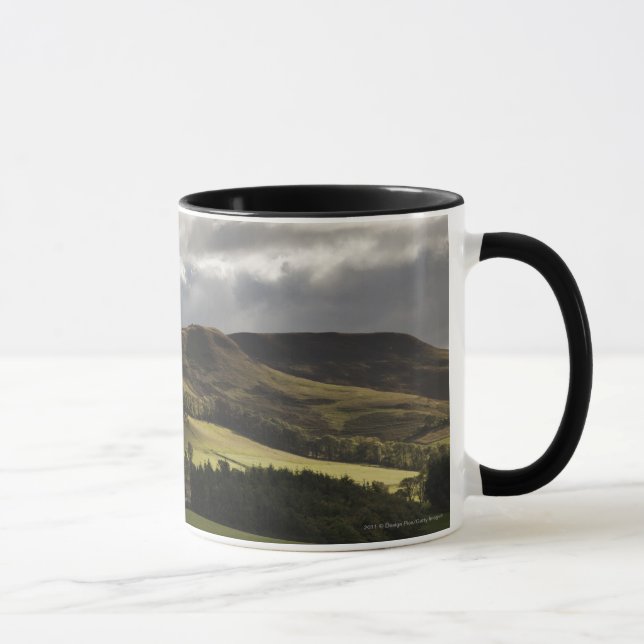 Caneca Uma paisagem com a Rolling Hills e as nuvens (Direita)
