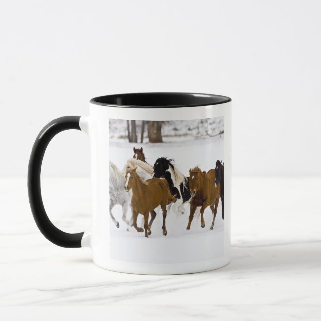 Caneca Uma paisagem de inverno de cavalos correndo (Esquerda)