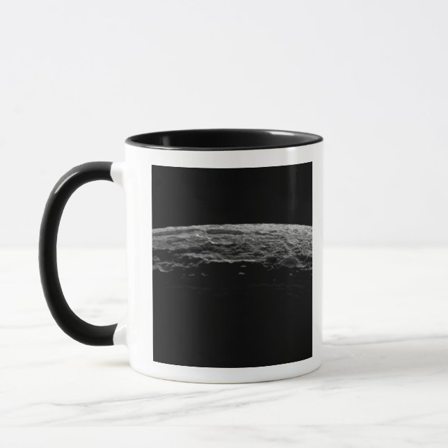 Caneca Uma paisagem irreal da lua de Saturno (Esquerda)
