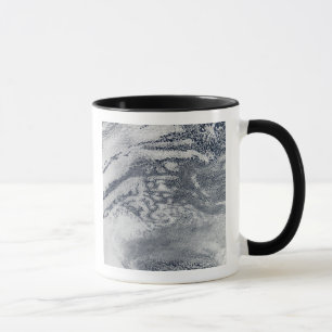 Caneca Uma rede das nuvens sobre o Oceano Pacífico