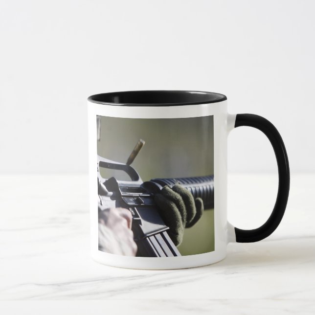 Caneca Uma rodada voa da câmara de um M-16A2 (Direita)