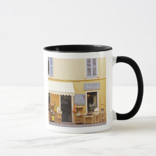 Caneca Uma rua comercial na cidade velha com uma loja